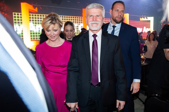 FOTO: Prezidentský pár se po celou dobu držel za ruce. Silné a jasné gesto lásky. – stránka 2685