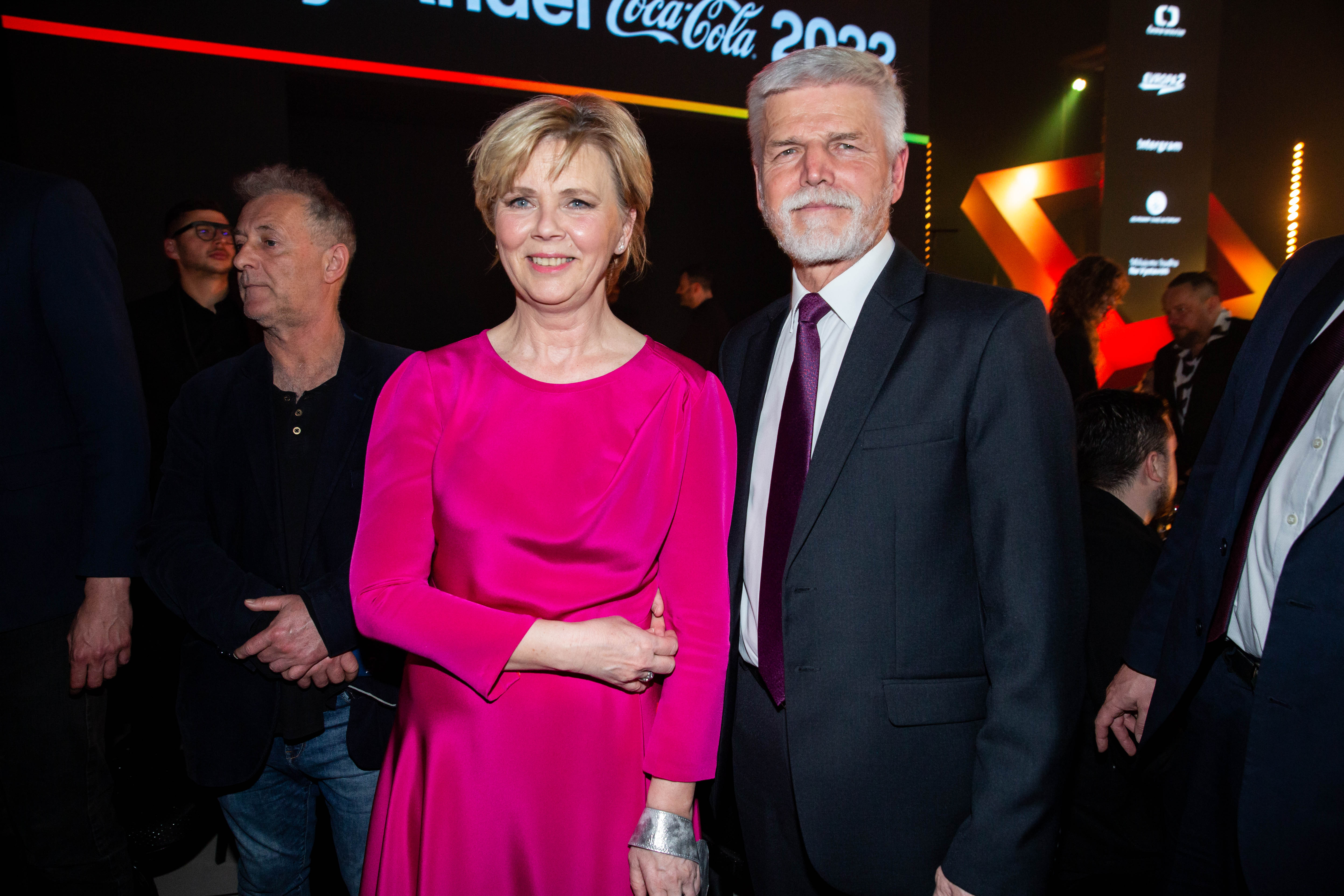 FOTO Eva na jednu akci zvolila fuchsiové šaty. stránka 426