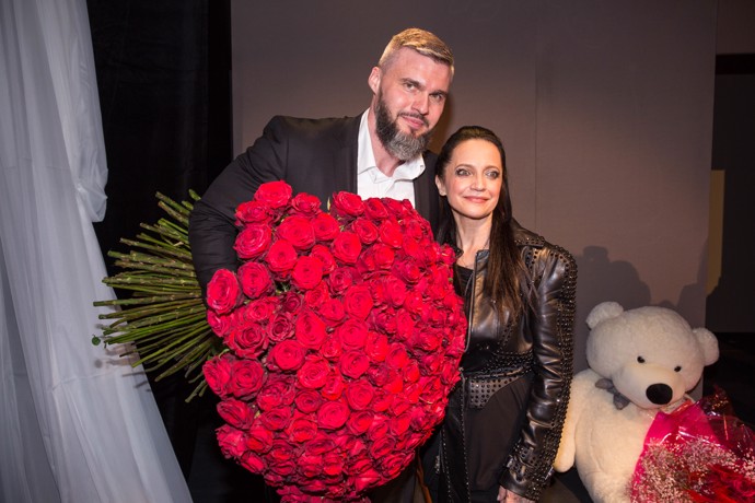 FOTO: Lucie Bílá se svou láskou Radkem Filipim a narozeninovým pugétem 160 růží. – stránka 396