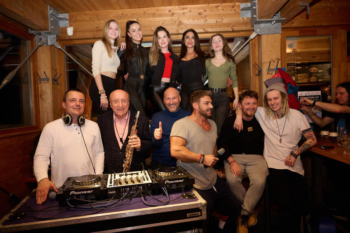 FOTO: Felix si nenechá ujít žádnou party. – stránka 889
