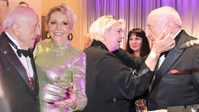FOTO: Felix Slováček v obležení žen.