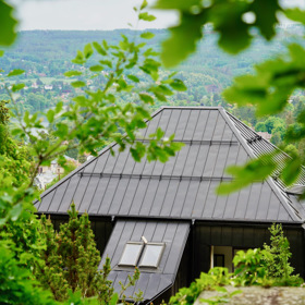 Střecha byla dříve poničená a zatékalo dovnitř.