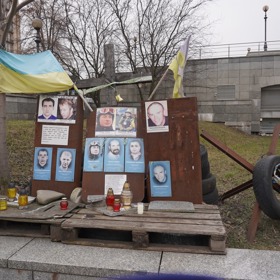 Na Maidanu se odehrály krvavé události už v roce 2014. Pomník je tu také dodnes.