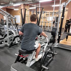 Opět se pustil do cvičení.