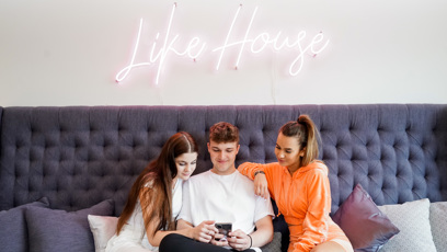 FOTO: Svou fyzickou zdatnost si například otestují v lanovém centru.