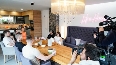FOTO: Divák bude mít během vysílaní každé epizody k dispozici dva lajky a jeden dislajk, kterými ohodnotí aktuální chování jednotlivých influencerů.