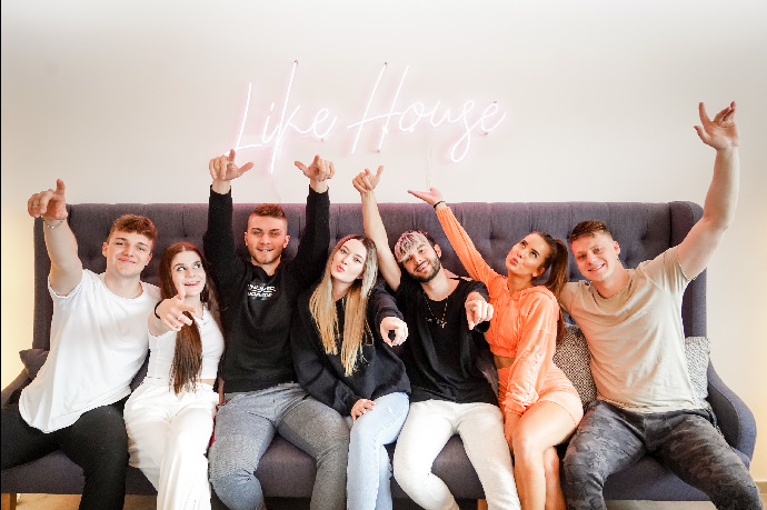 FOTO: Parta z Like House. – stránka 142