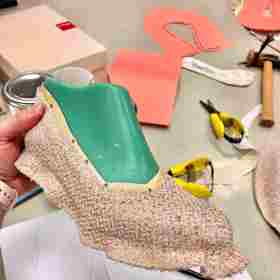 Takto se vyráběly speciální boty.