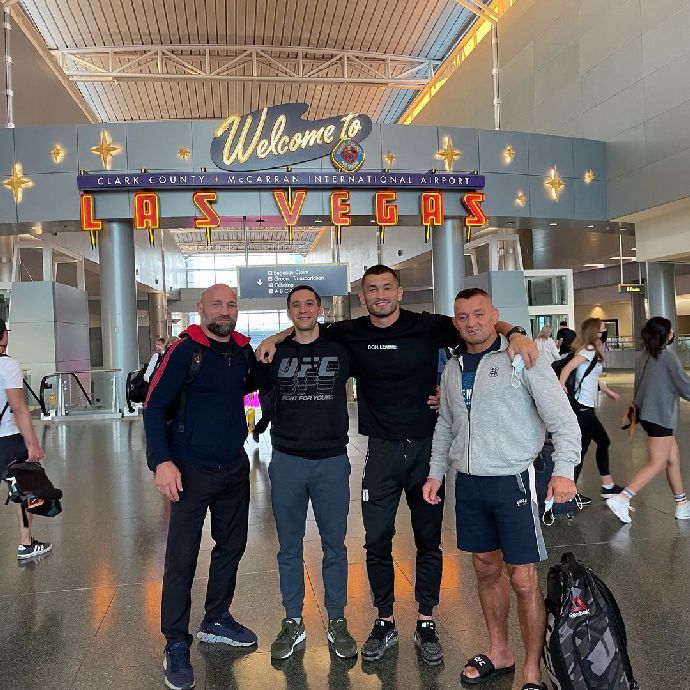 FOTO: Makhmud Muradov odletěl do Las Vegas, kde ho čeká zápas v UFC. – stránka 416