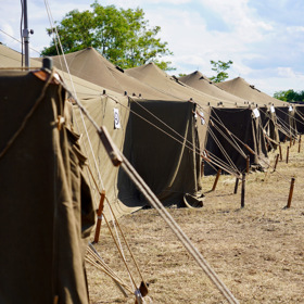 Spát budou ve vojenských stanech.