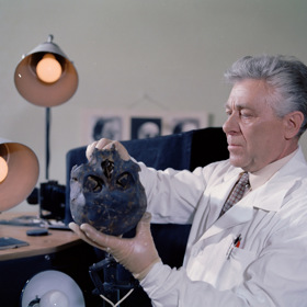 Je nalezena lebka s dvěma průstřely.