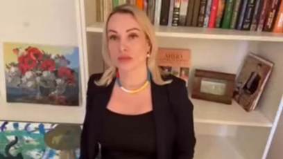 FOTO: Ovsjannikov na záběru z videa, kde vysvětluje proč se rozhodla protestivat.