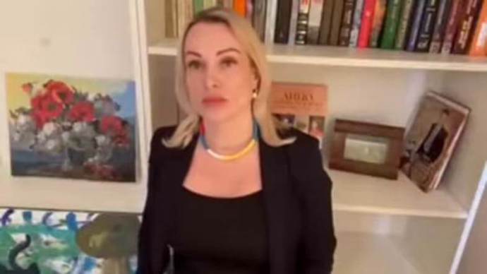 FOTO: Ovsjannikov na záběru z videa, kde vysvětluje proč se rozhodla protestivat. – stránka 1344