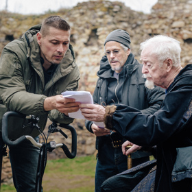 Petr Jákl a Michael Caine během natáčení Žižky. 