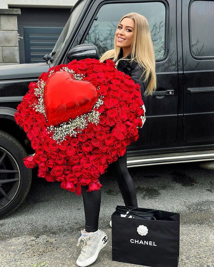 FOTO: Dominika Myslivcová dostala puget růží a luxusní dáreček. – stránka 389
