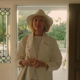 Naomi Watts hraje v seriálu Vidím vás umělkyni a matku dvou dětí.