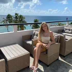 Nikol je velmi půvabná. Po konci Love Islandu si nechala zmenšit rty, což jí dle fanoušků velmi prospělo.