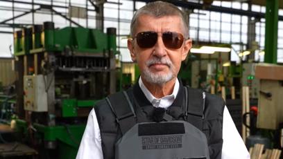 FOTO: Andrej Babiš musí nosit sluneční brýle kvůli operaci víček.