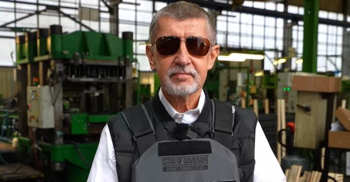 FOTO: Andrej Babiš musí nosit sluneční brýle kvůli operaci víček. – stránka 1282