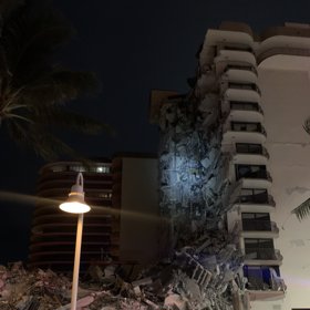 Příčina pádu budovy není známá.