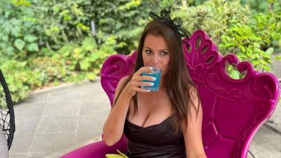 FOTO: Ornella ráda vystavuje dekolt.