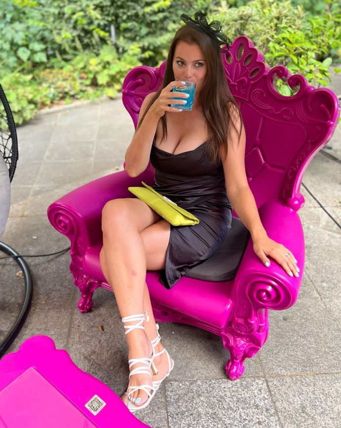 FOTO: Ornella ráda vystavuje dekolt. – stránka 625