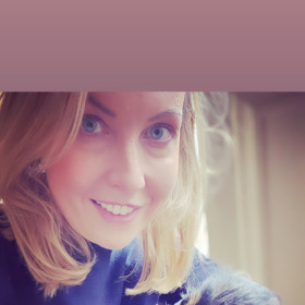 Společnost jí doma dělá roztomilé štěňátko.