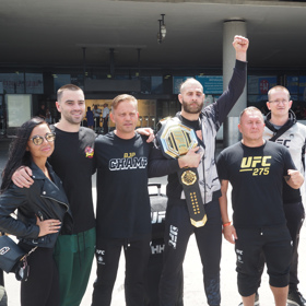 Vítězná skvadra. Procházka a jeho trenéři Martin Karaivanov a Jaroslav Hovězák.