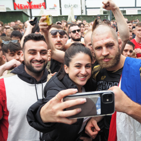 Procházka se ochotně fotil s fanoušky.