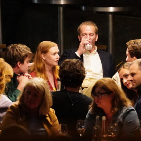 Stanislav Majer je velký elegán a hlavně pohodář. Páteční večer strávil v Bokovce, kde mu dělali společnost o generaci mladší lidé. Nechyběl ani youtuber Karel Kovář či Ester Geislerová. 