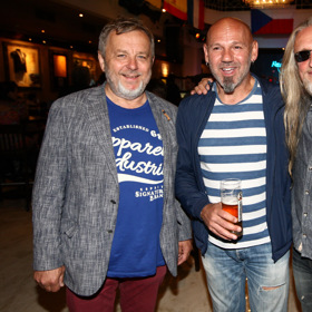 Ota Balage (uprostřed) s kytaristou Michalem Pavlíčkem (vlevo) a zpěvákem Kamilem Střihavkou (vpravo). 