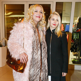 Mirjam s nejstarší dcerou Anastázií.