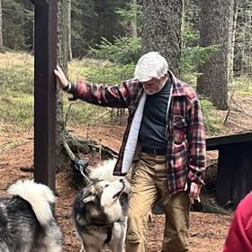 Společnost mu dělali přátelé i psy.