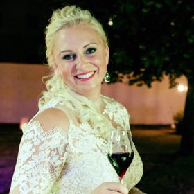 Pavla Pivoňka Vaňková (* 1976) stála u zrodu iniciativy Pivoňka, která pomáhá rodinám žít lépe, například dostat děti od počítačů a tabletů, a stará se rovněž o životní prostředí. Je matkou tří dětí.