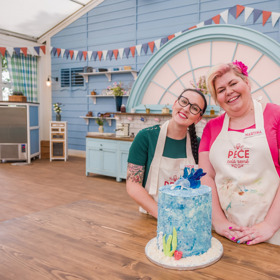 Lucie (vlevo) a Martina v semifinále Peče celá země 2022.