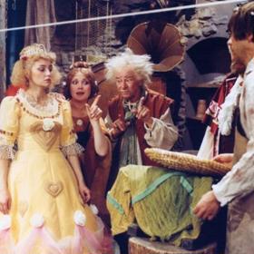 Ladislav Pešek v jedné ze svých posledních rolí - v pohádce Až já budu královna z roku 1984.