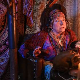 Vědma zařídí, že se z Ireny stane dočasně muž.