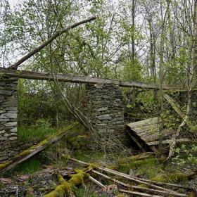 Kolem domu jsou ruiny. Policie tu hledala těla.