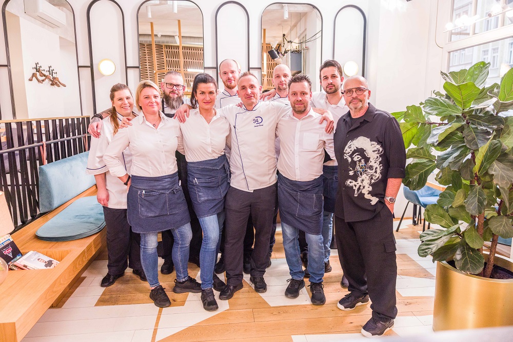 FOTO Tým restaurace Dejvická. eXtra.cz