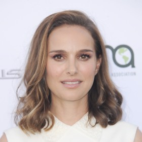 Herečka má krásné oči a jiskřivý pohled.