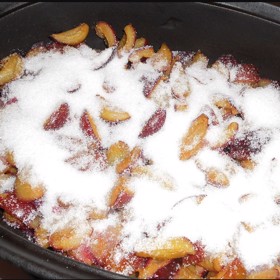 Švestková povidla po prvním přidání cukru.