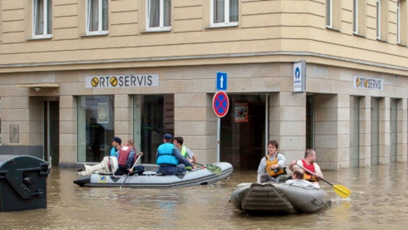 FOTO: Záchranáři v Karlíně.