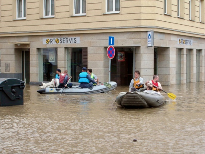 FOTO: Záchranáři v Karlíně. – stránka 147