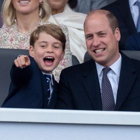 Princ George se svým otcem Williamem v roce 2022. Princ William a jeho manželka Kate často berou své děti na různá sportovní utkání.