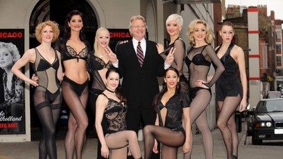 FOTO: Jerry Springer spolu s modelkami.