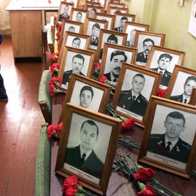 Všichni z posádky zemřeli.