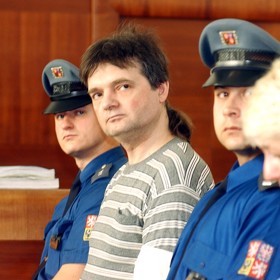 Stodola v mladším věku u soudu.