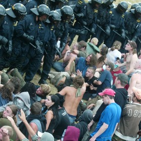 Zásah policistů a těžkooděnců na CzechTeku v roce 2005.