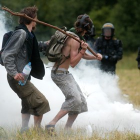 Zásah policistů a těžkooděnců na CzechTeku v roce 2005.