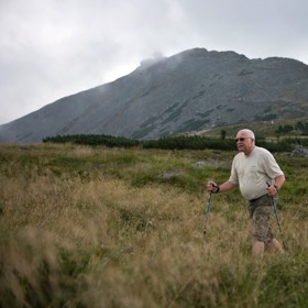 Při procházce v Krkonoších si zlomil kotník.